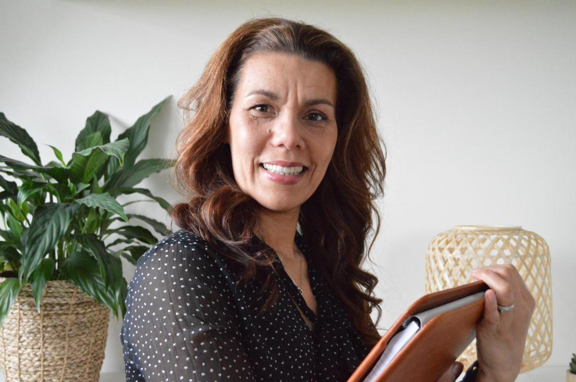 Stefanie Terhürne met een tablet, lachend naar de camera