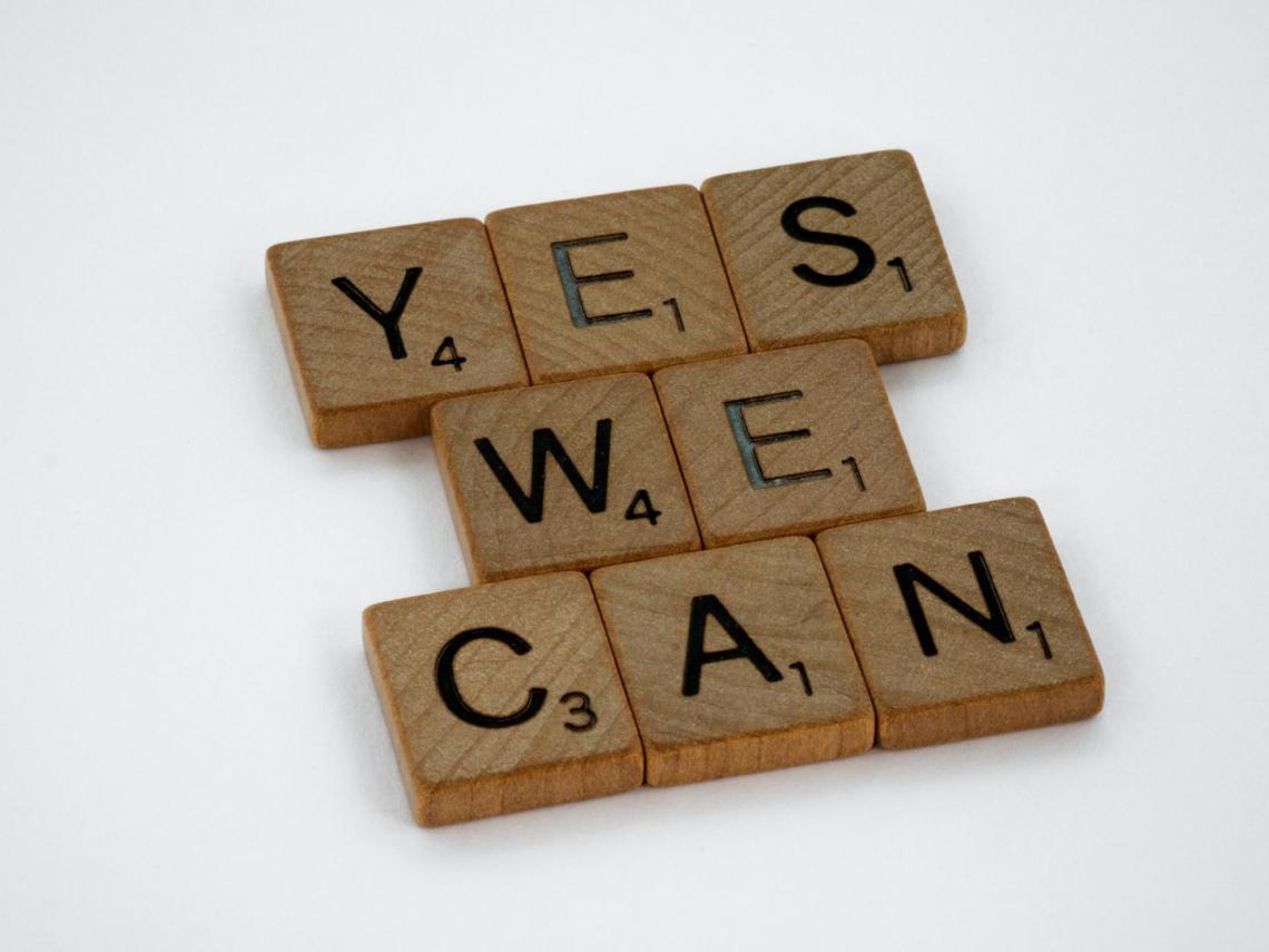Scrabble-letters die YES WE CAN vormen